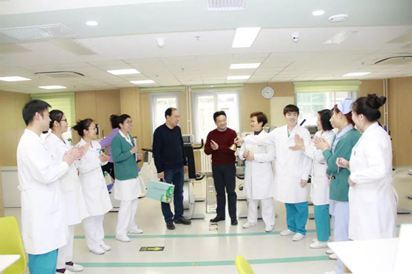 北京瑞華心臟康復中心為患者舉行康復搖鈴儀式