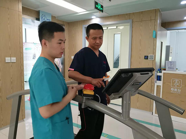 患者在接受康復(fù)師的指導(dǎo) 患者在做測(cè)評(píng)