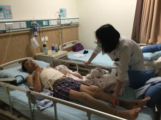 康復(fù)師為患者進(jìn)行肢體活動(dòng)，直腿抬高