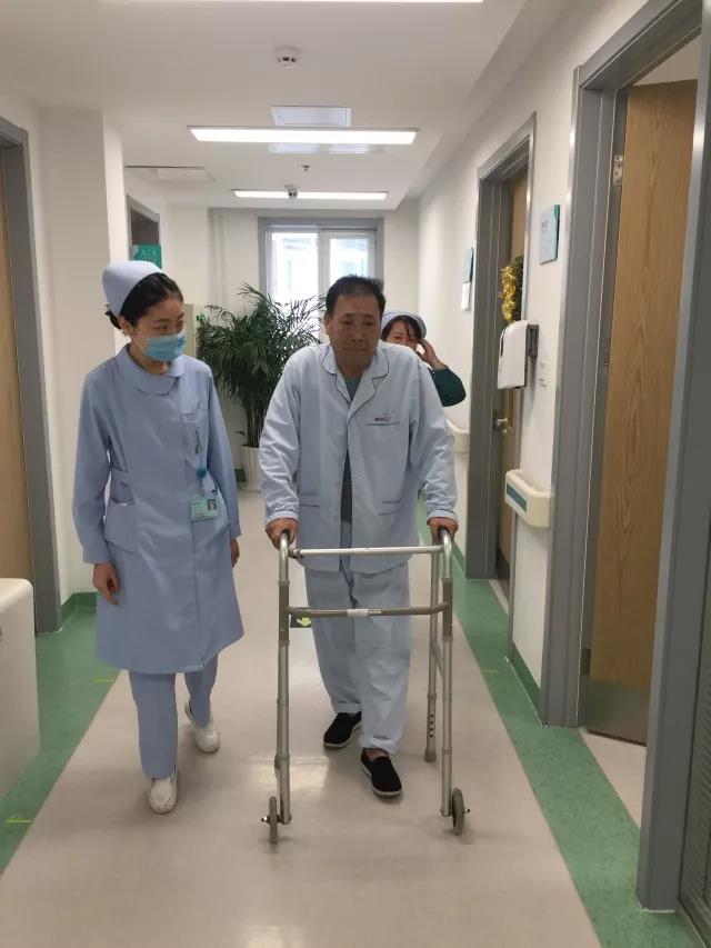 患者扶著助行器行走